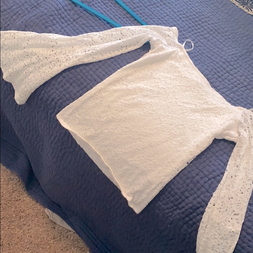 Strapless white shirt with bell sleeves